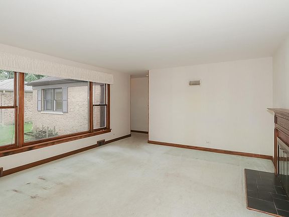 5th image of 218 N Lincoln Ln