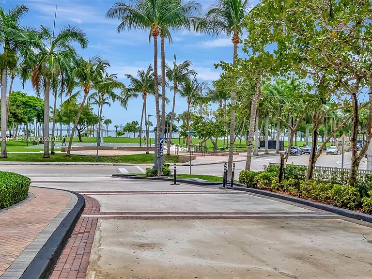 2000 N Bayshore Dr #306 — Photo 53