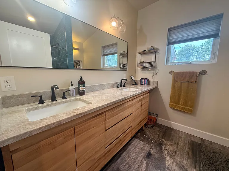 2421 Chase St — Photo 9