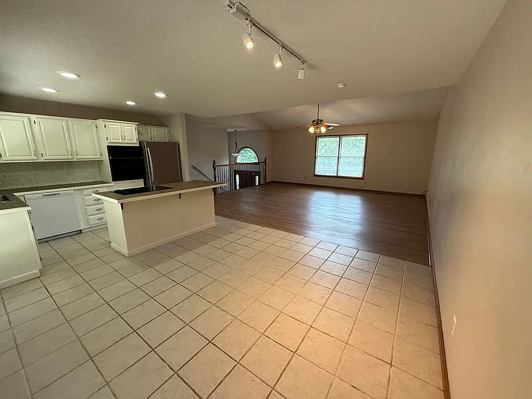1201 Eastbrook Dr — Photo 4