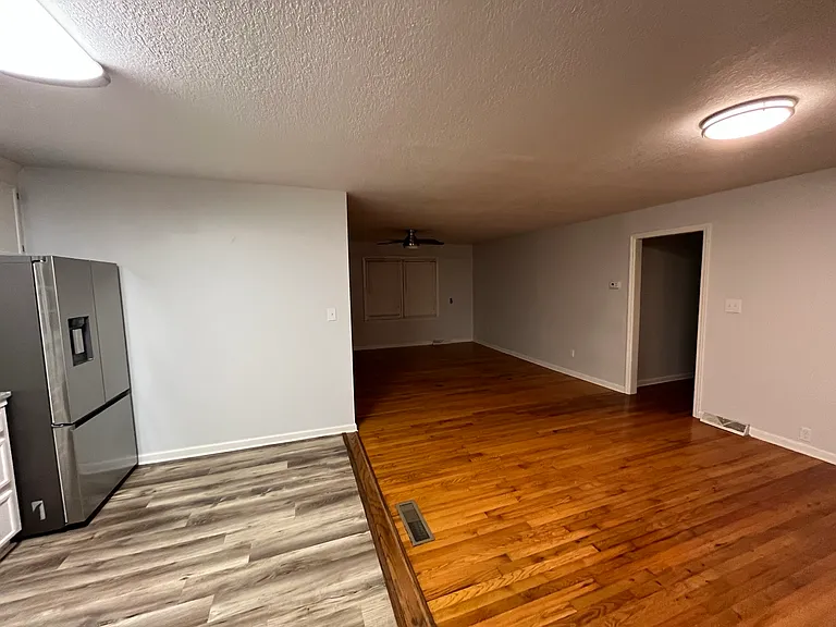 187 E Walnut St — Photo 31