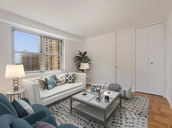 300 East 40th Street image 1 of 11