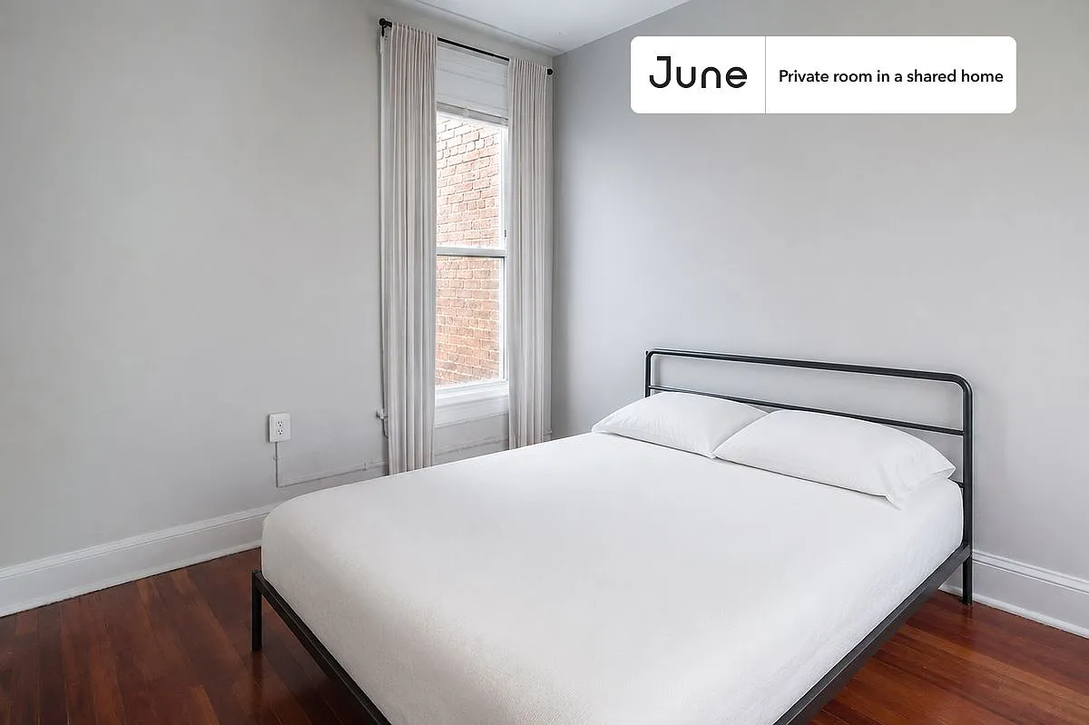 Queen bedroom in 3 bed/2.5 bath home in Trinidad #1567 B — Photo 1