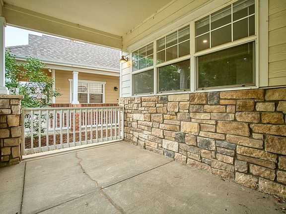 4th image of 227 Maggie St