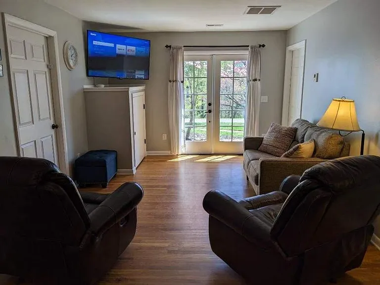 6 Hampton Dr — Photo 3