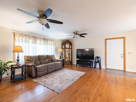 4th image of 698 Eiker Dr