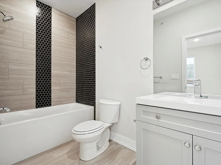 701 N 40th St #6 — Photo 8