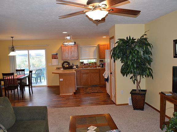 Dining & Kitchen w/ bar