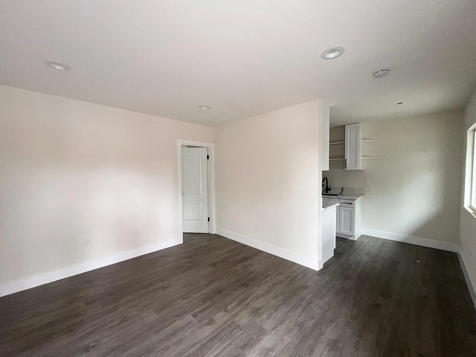 1 bed, 400 sqft, $1,900 — Photo 4