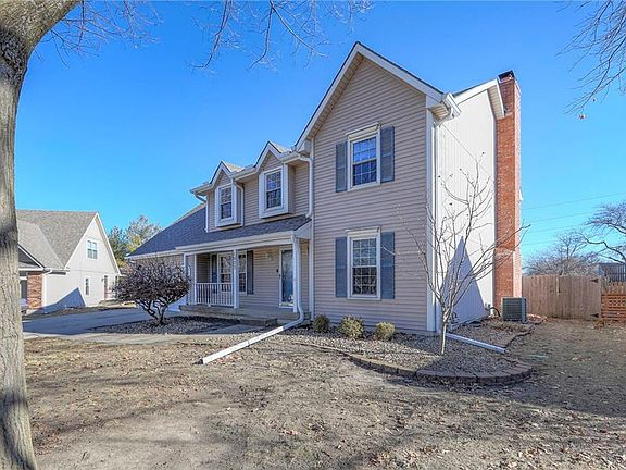 2nd image of 1023 SE Timbercreek Ln