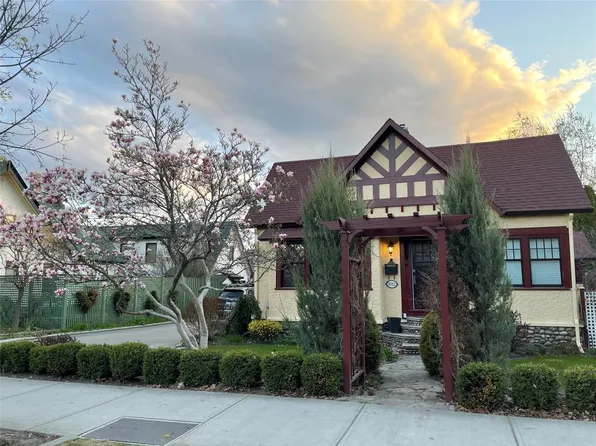 1912 Abbott St, Kelowna, BC V1Y 1B7