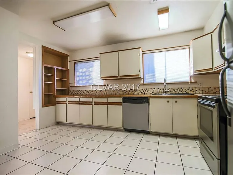113 Woodley St — Photo 6