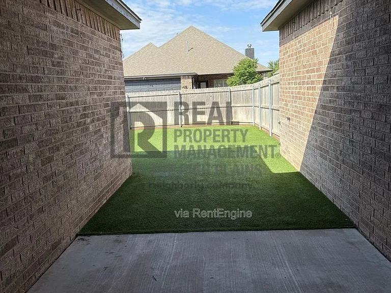 7620 Legacy Pkwy — Photo 5