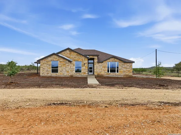 60 Friendship Hills, Uvalde, TX 78801