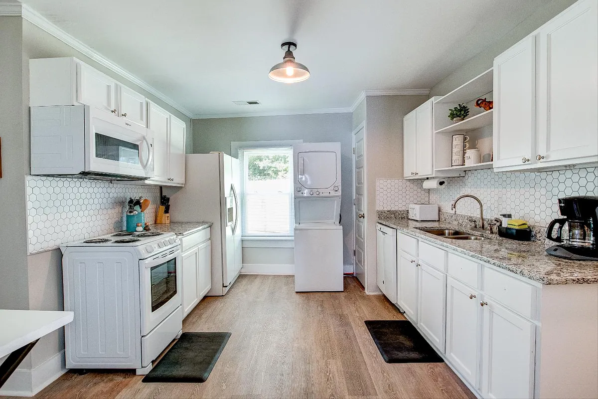 Unit Photo - 420 Hall St