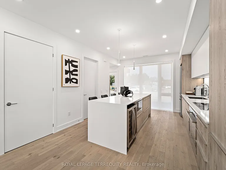 35 Rockmount Cres — Photo 6