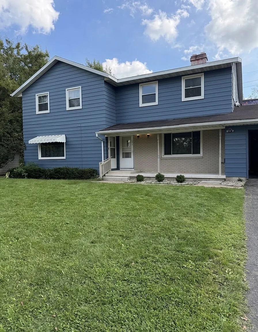3 bed, 1.5 bath, 1250 sqft, $1,795 — Photo 1