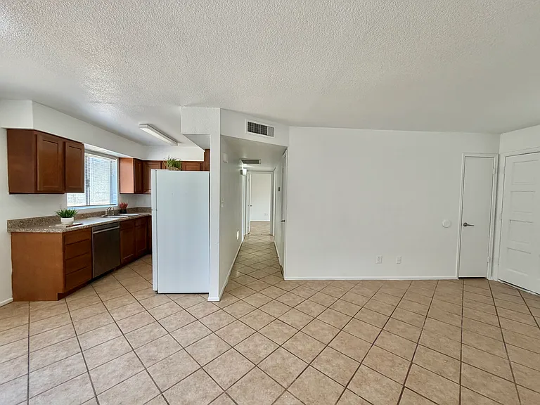 765 N Arrowhead Dr #2 — Photo 12