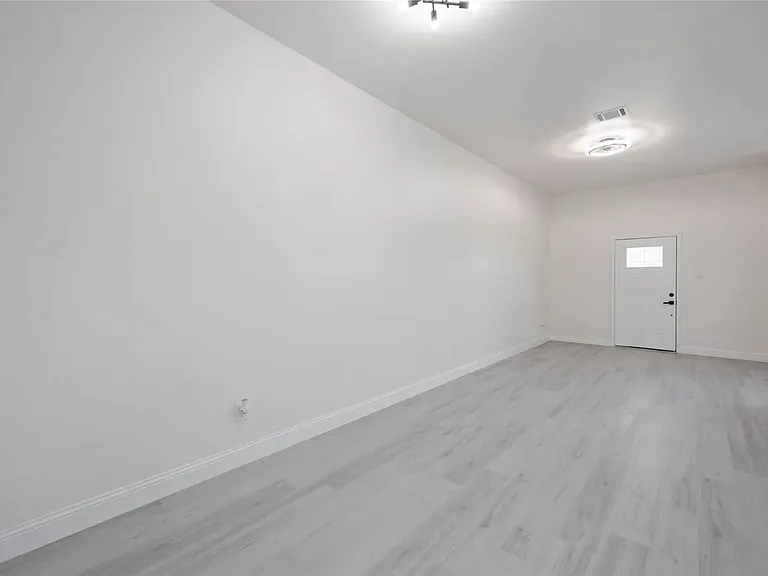 5862 Southington St — Photo 9