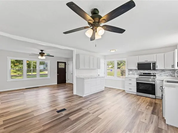 8319 W 77th St, Overland Park, KS 66204