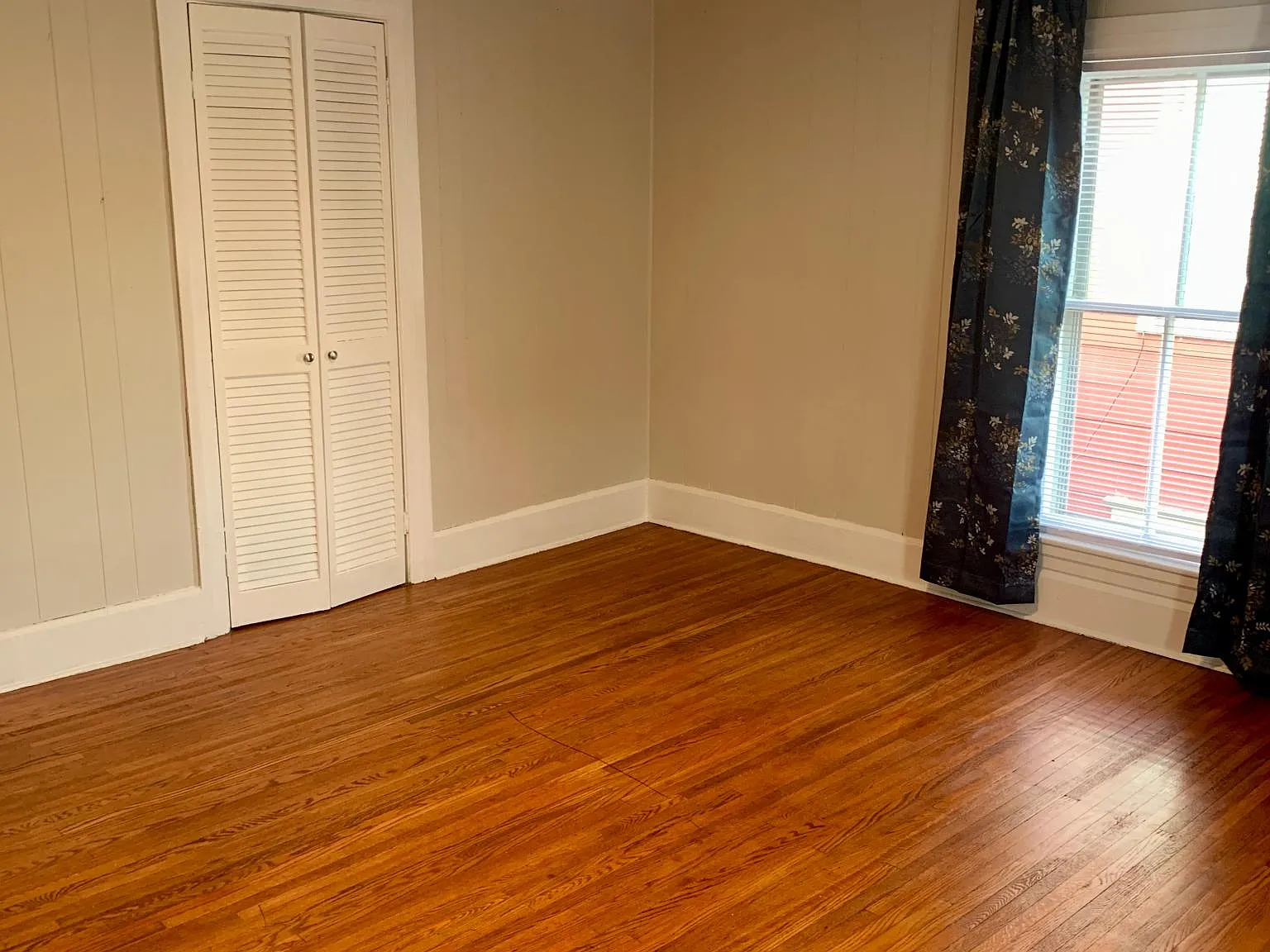 422 W Dominick St — Photo 2