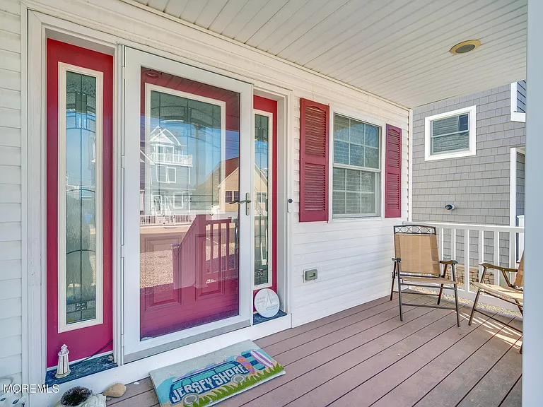 8 Nichols Ave — Photo 3