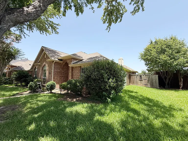 6000 Arlington Dr — Photo 3