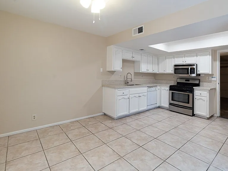 18412-18422 Patterson Lane — Photo 4