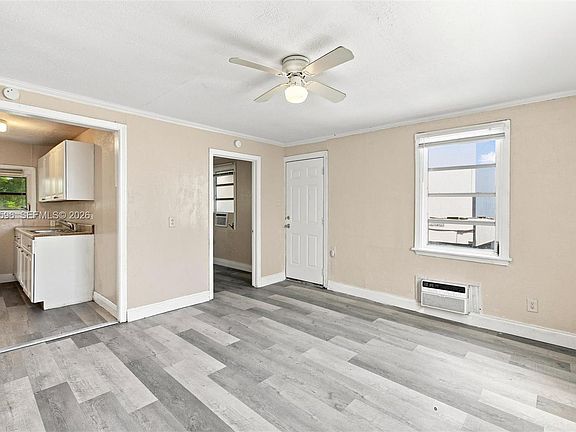 4th image of 611 N Broadway