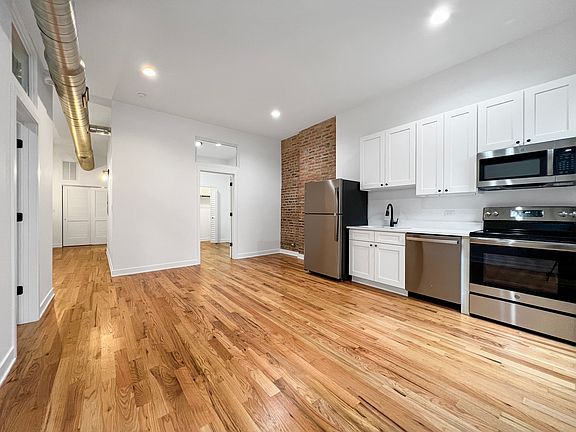 5th image of 309 W Chicago Ave #302