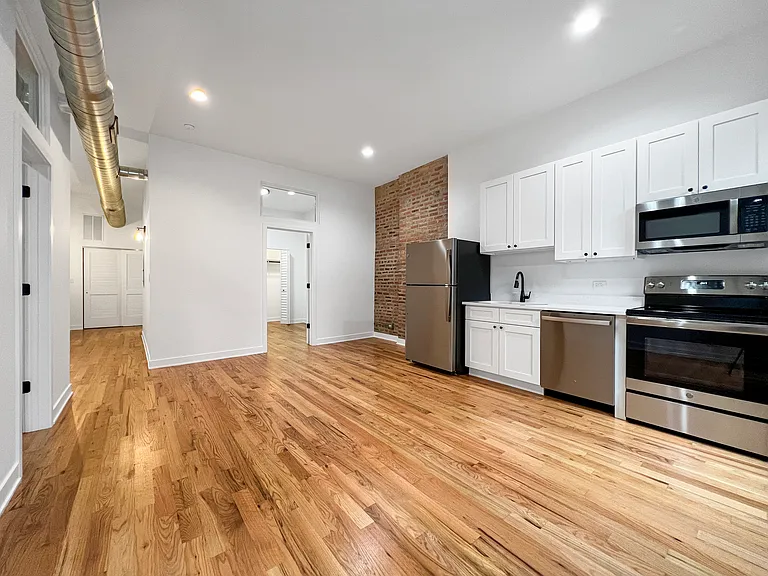 309 W Chicago Ave #302 — Photo 5