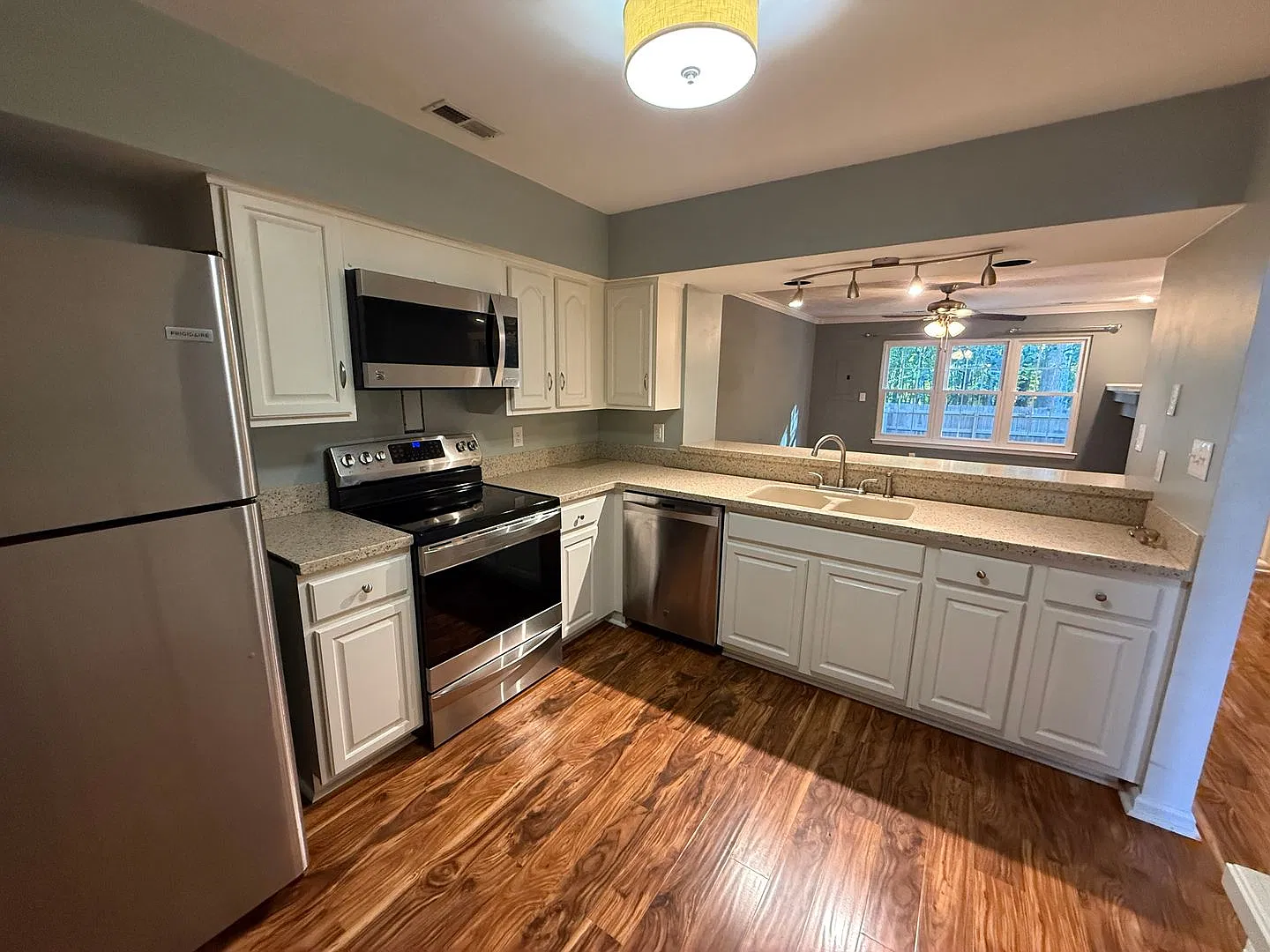 Beautiful Town Home on a Cul-De-Sac — Photo 2