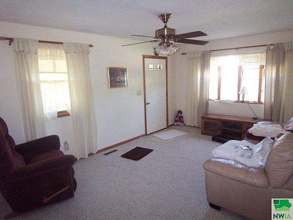 5th image of 3364 Dupont St