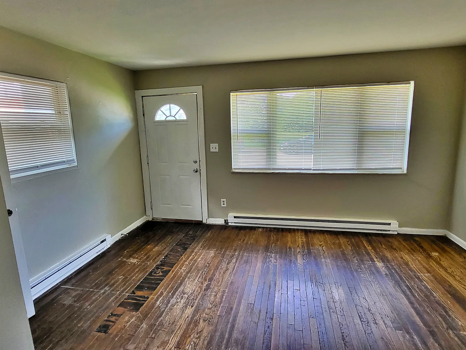 2 bed, 1.0 bath, 768 sqft, $950 — Photo 2