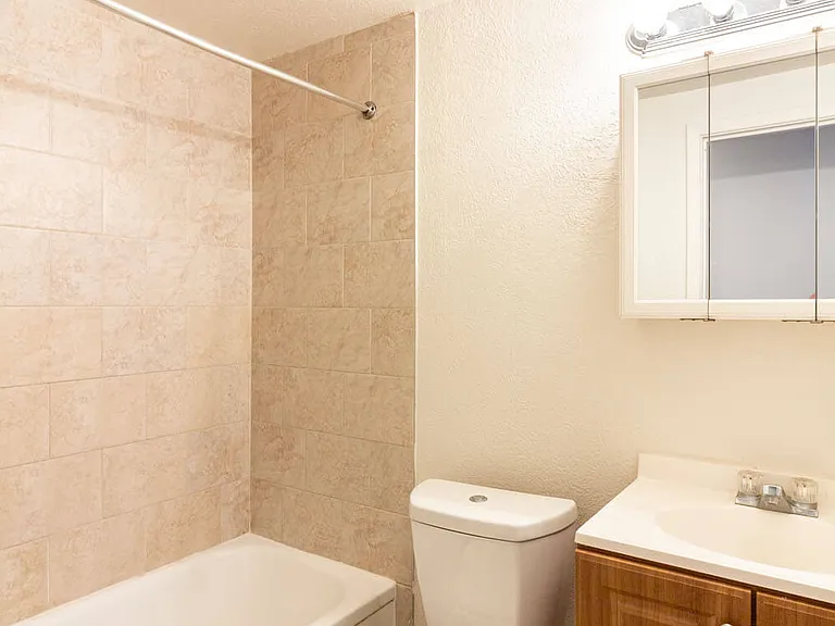 Emerald Overlook Apartments — Photo 5
