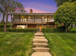 1365 Blue Water Dr, Fenton, MI 48430