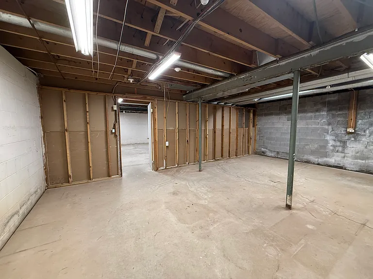 579 Colby St — Photo 43