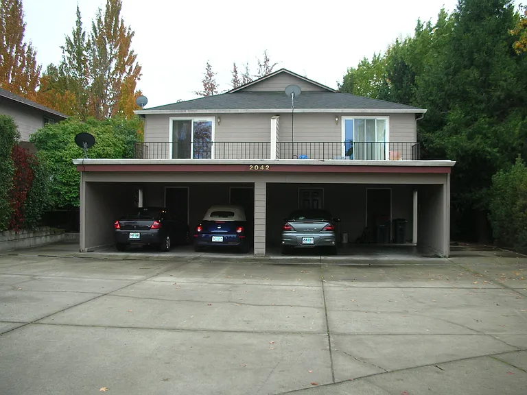2042 Campus Dr #4 — Photo 1