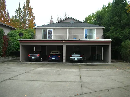 2042 Campus Dr #4 Photo 1