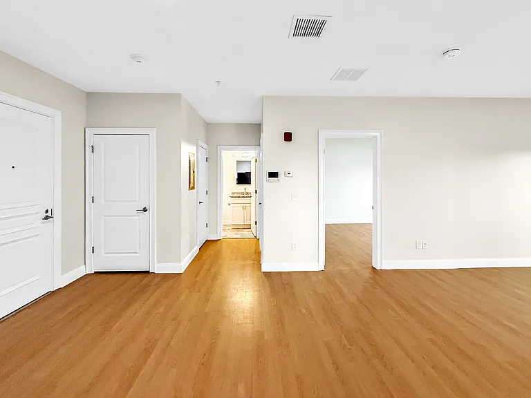 10 Franklin Ave #300 — Photo 13