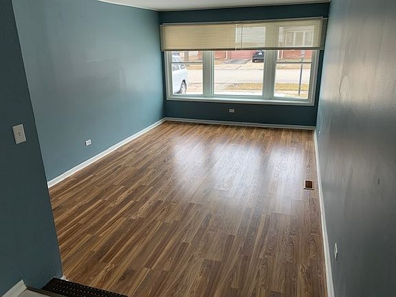 3rd image of 9101 W Oaks Ave