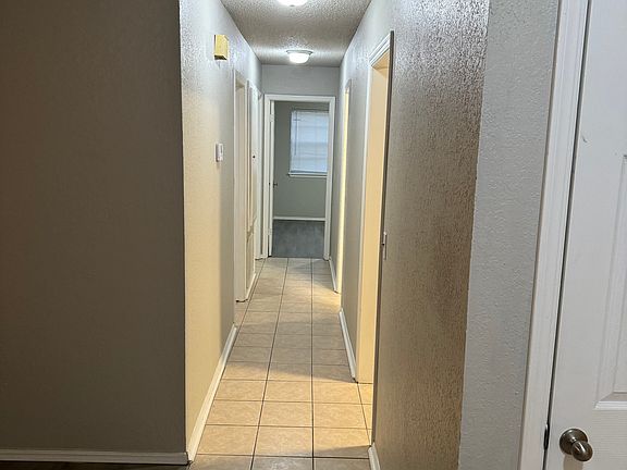 4th image of 658 W Hillcrest Dr