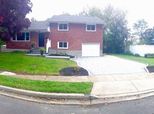 4 Holly Ln, Plainview, NY 11803