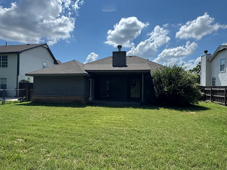 223 N Valley Dr — Photo 4