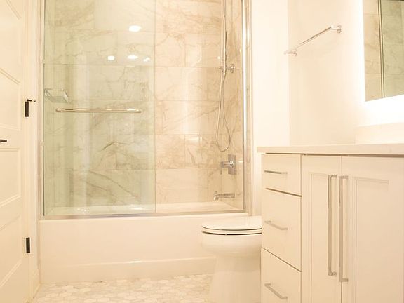 5th image of 40 E Lincoln St #203