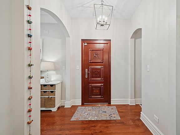 2nd image of 840 E 52nd St APT 1e