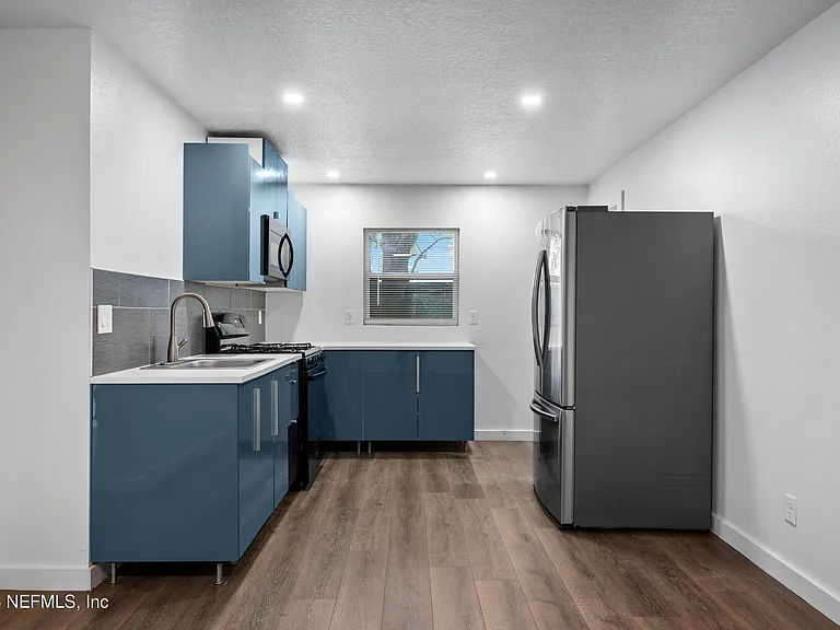 231 E 16th St #1 — Photo 7