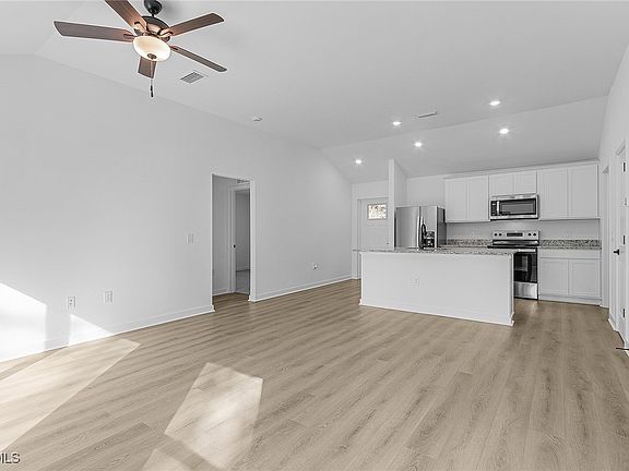 4th image of 124 NW 25th Ave