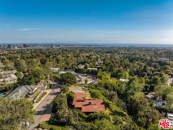 3rd image of 747 N Tigertail Rd