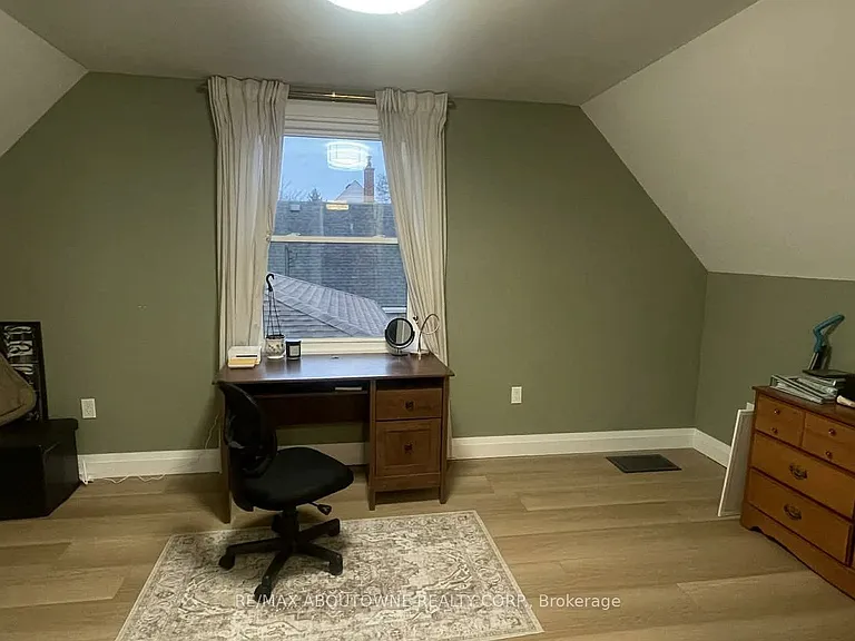 295 Queensdale Ave E — Photo 10